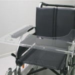Taula transparent per a cadira de rodes
